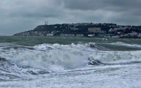Tempête : au fond : SAINTE ADRESSE